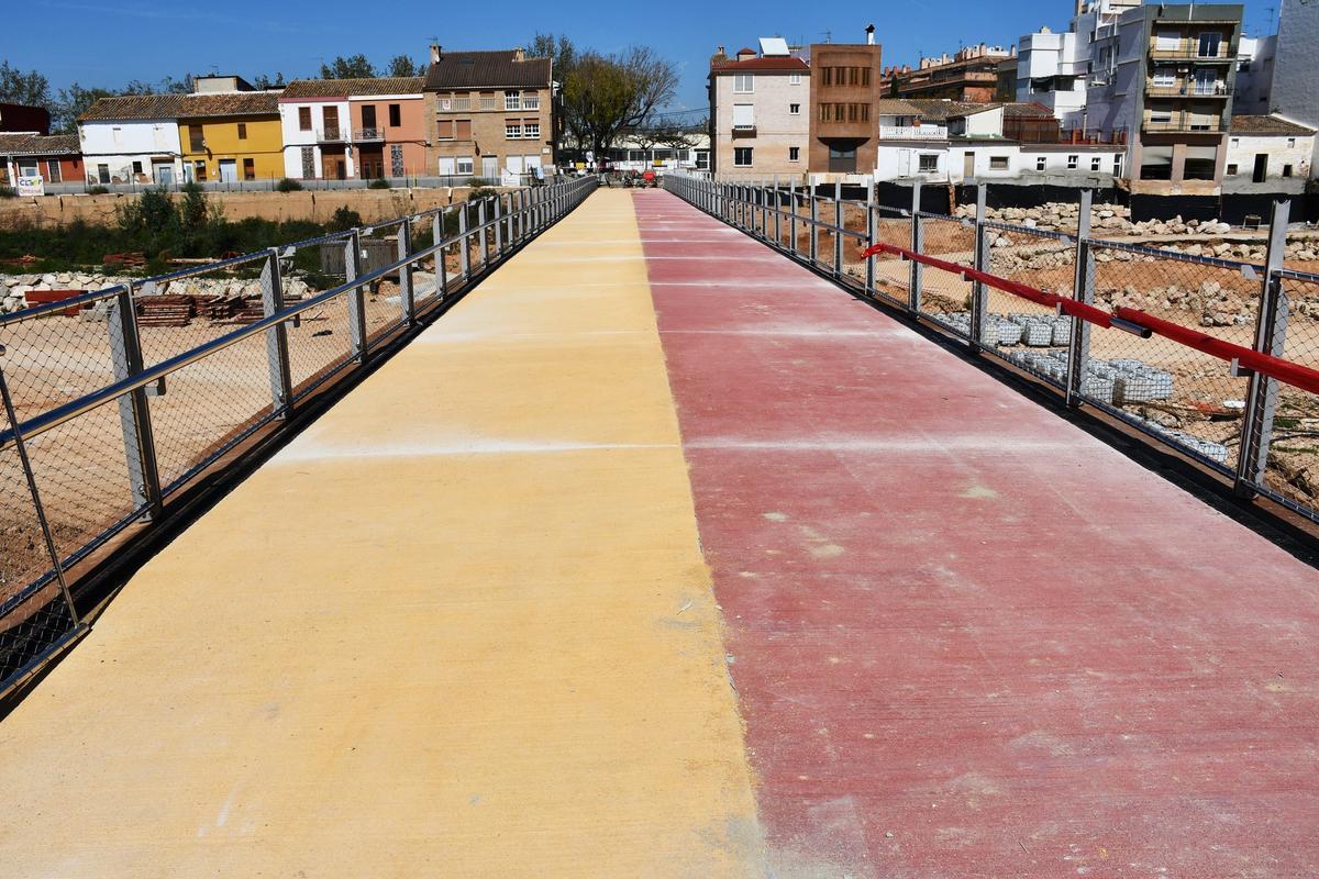 En la pasarela ya se distingue los dos colores para separar la vía peatonal de la ciclista.