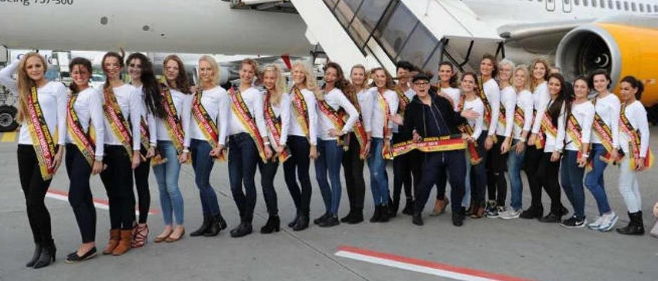 Las candidatas en el Aeropuerto a su llegada a Fuerteventura.