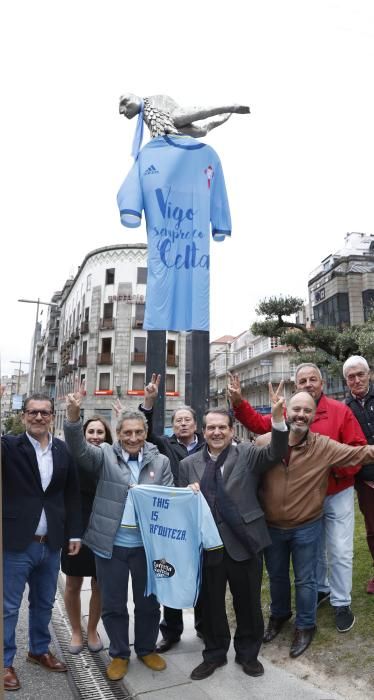 Caballero y Mouriño visten de celeste al Sireno con la camiseta "Vigo sempre co Celta"