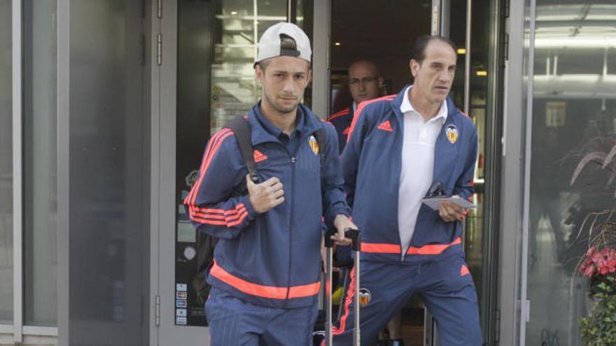 Fede deja la concentración del Valencia para fichar por el Deportivo.