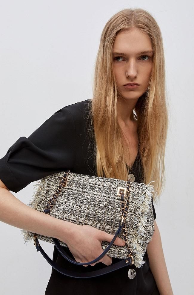 Bolso desflecado y de asa larga