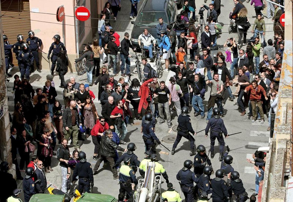 2010. La policía carga contra los vecinos que protestaban. Manuel Bruque