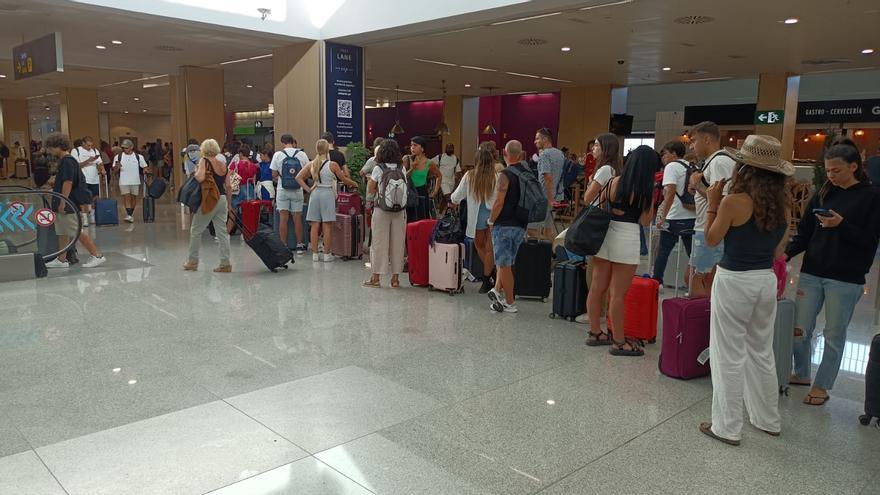 Retrasos en el aeropuerto de Ibiza por la caída del sistema de facturación