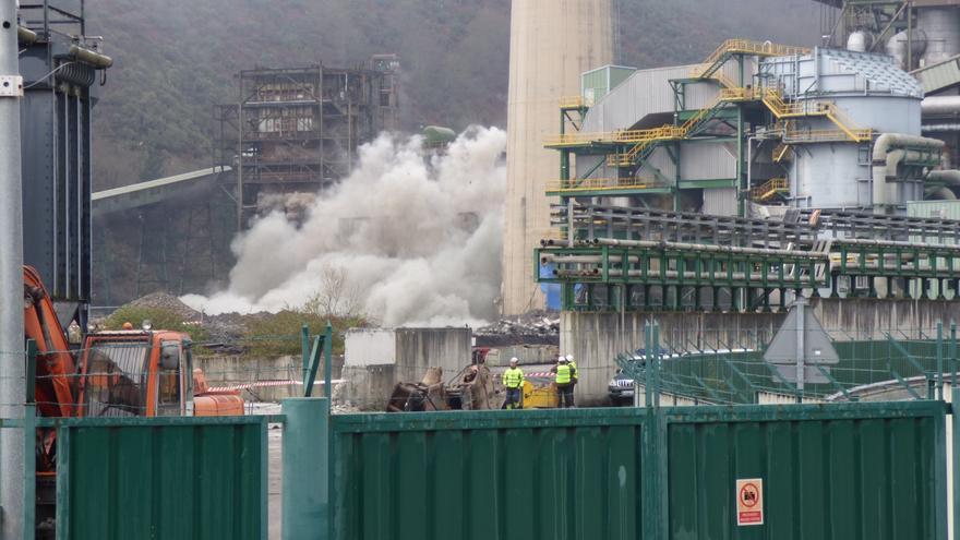 Nueva voladura en la central térmica del Narcea para derribar una de sus calderas