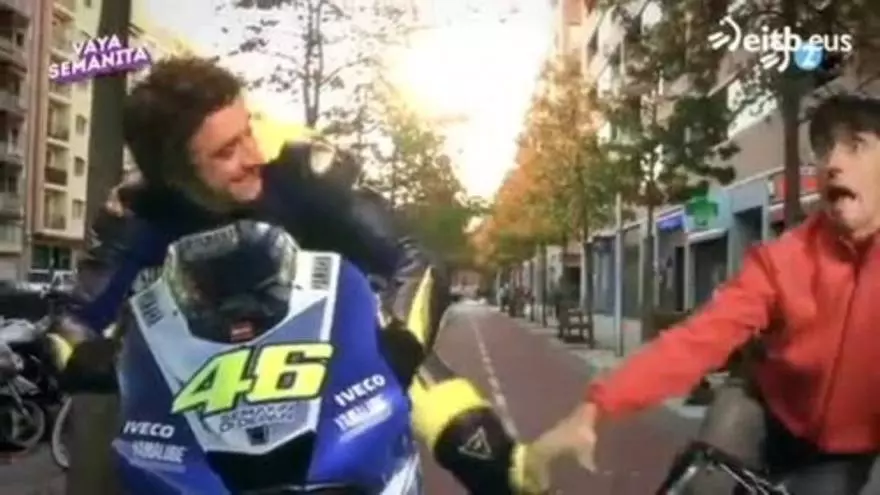 Vaya Semanita se mofa de Valentino Rossi