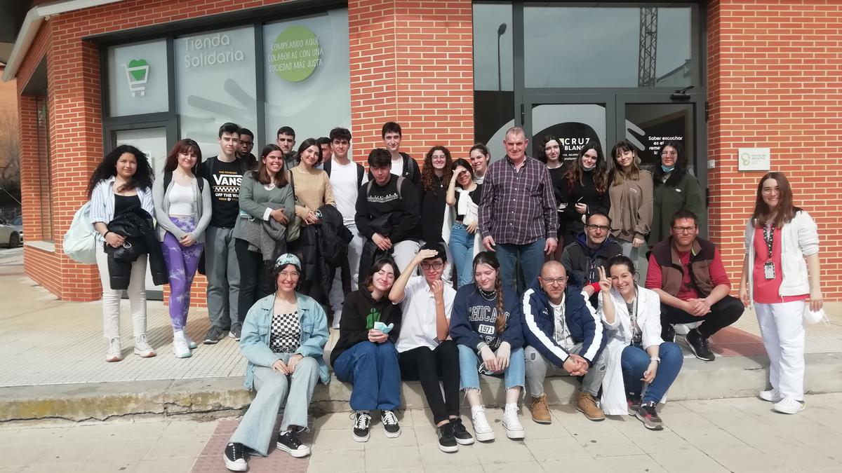 Los estudiantes de Bachillerato, a su salida del centro Cruz Blanca en Huesca.
