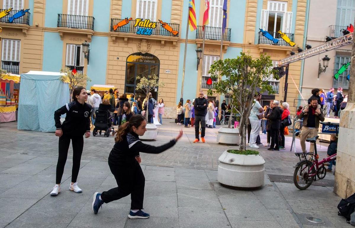 Los niños jugando a pilota