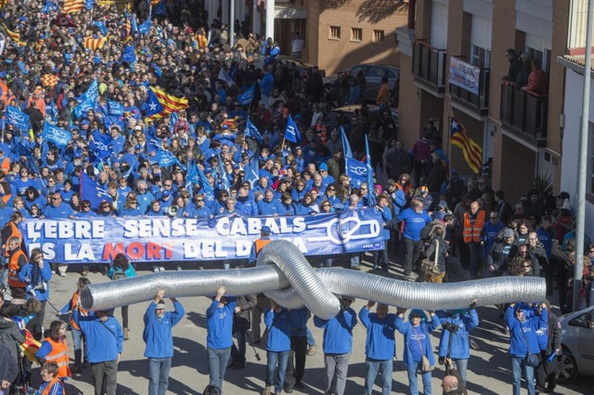 Els manifestants protesten contra el nou projecte hidrològic del delta de l’Ebre.