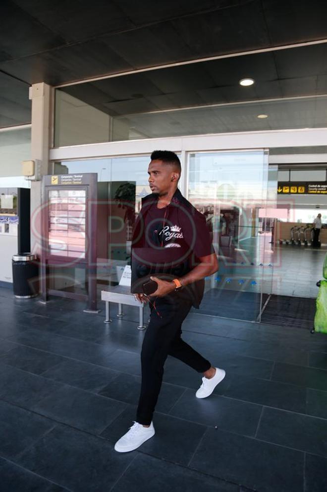 Samuel Etoo a su llegada al aeropuerto del Prat.