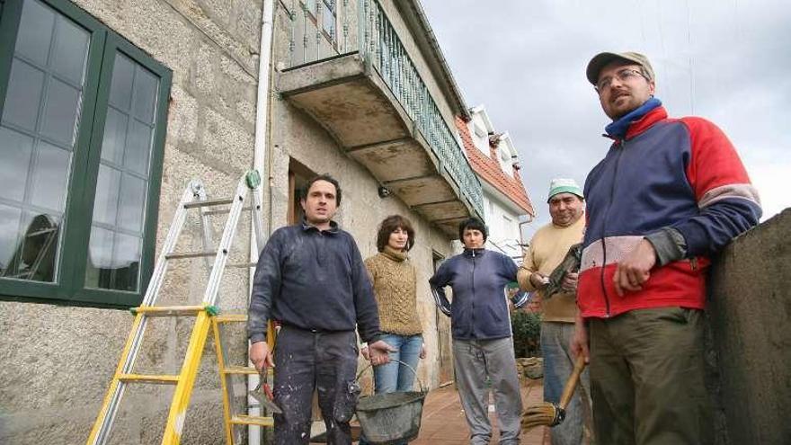 Los vecinos durante la rehabilitación de la Sociedade de Agricultores.