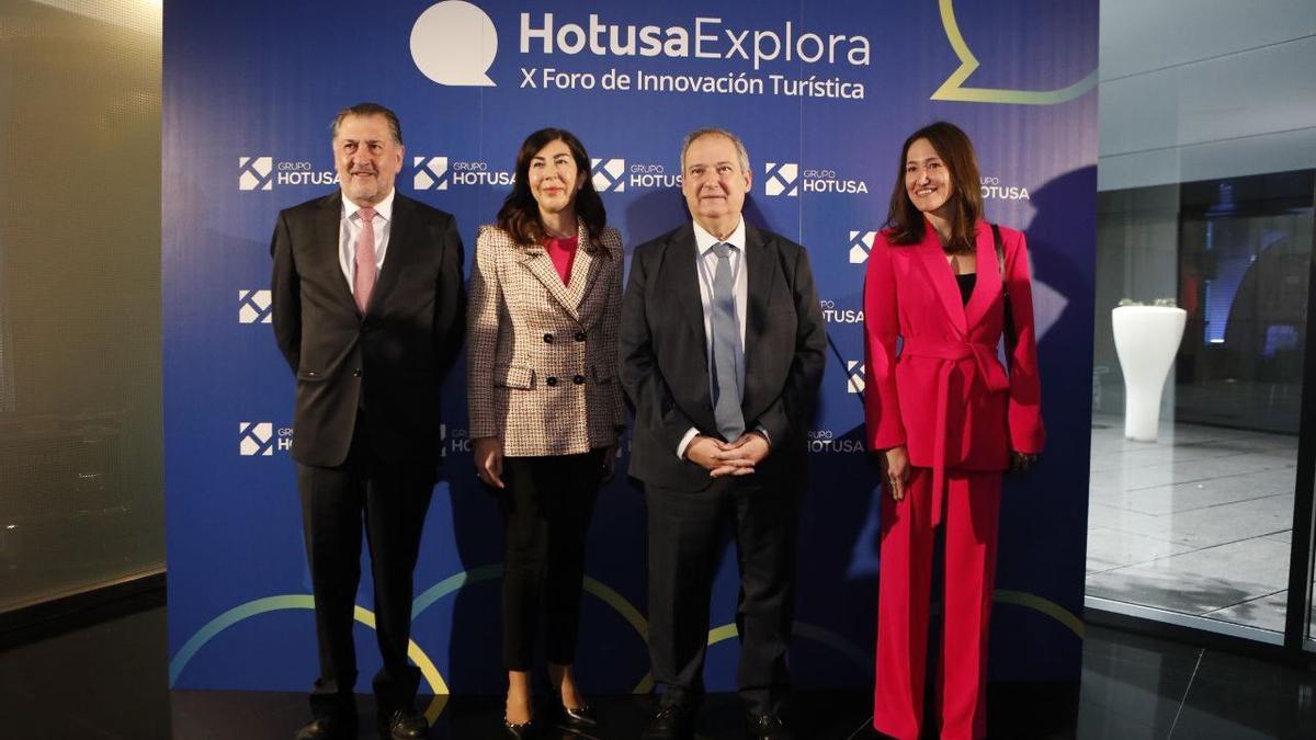 Jordi Hereu, ministro de Turismo, Rosana Morillo, secretaria de Estado de Turismo, Amancio López, presidente de Hotusa y Marina López, directora corporativa del Grupo Hotusa.