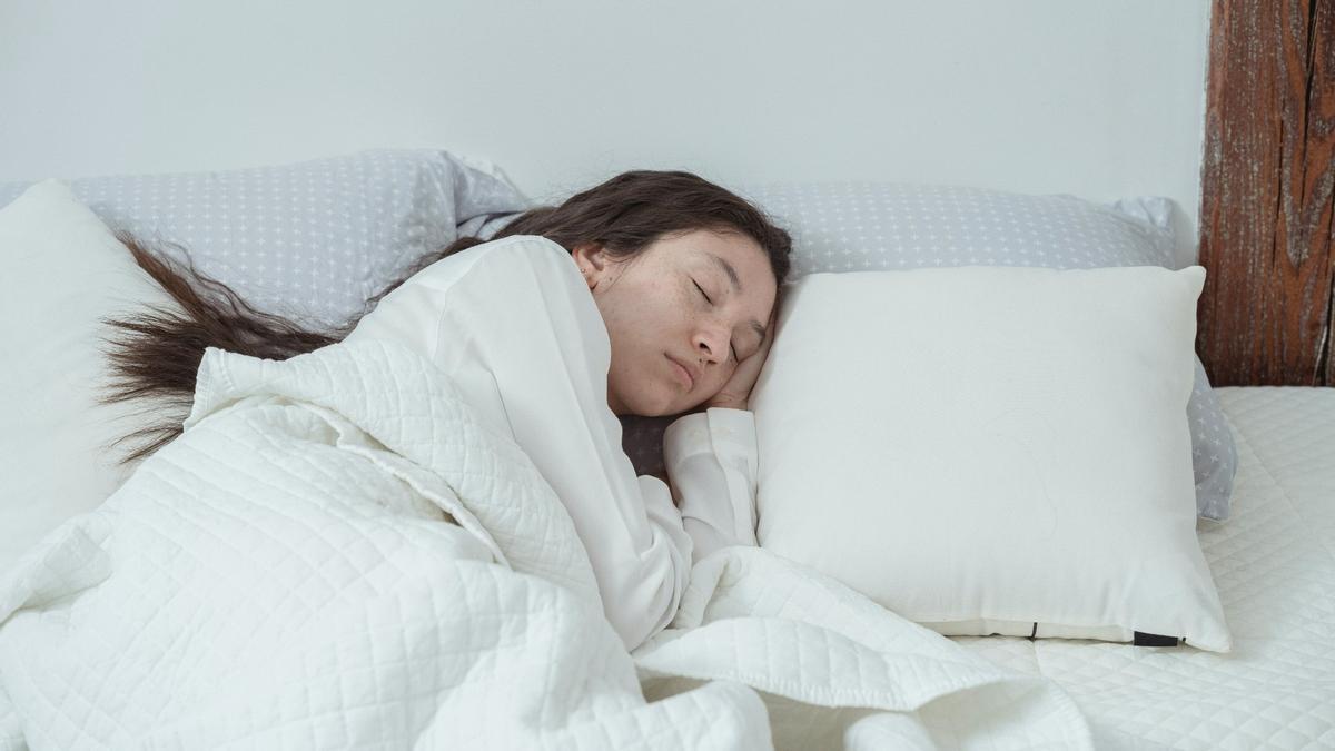 Una mujer descansa en la cama