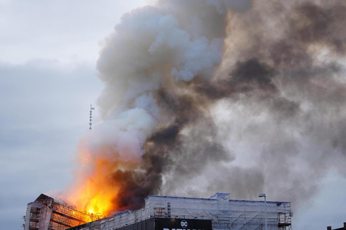 El fuego devora el edificio de la Bolsa de Copenhague