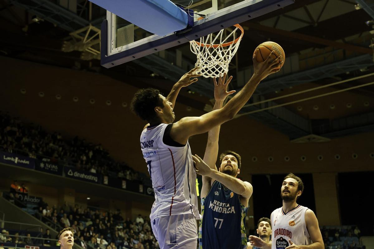 Un lance del partido entre el Monbus Obradoiro y el Hestia Menorca