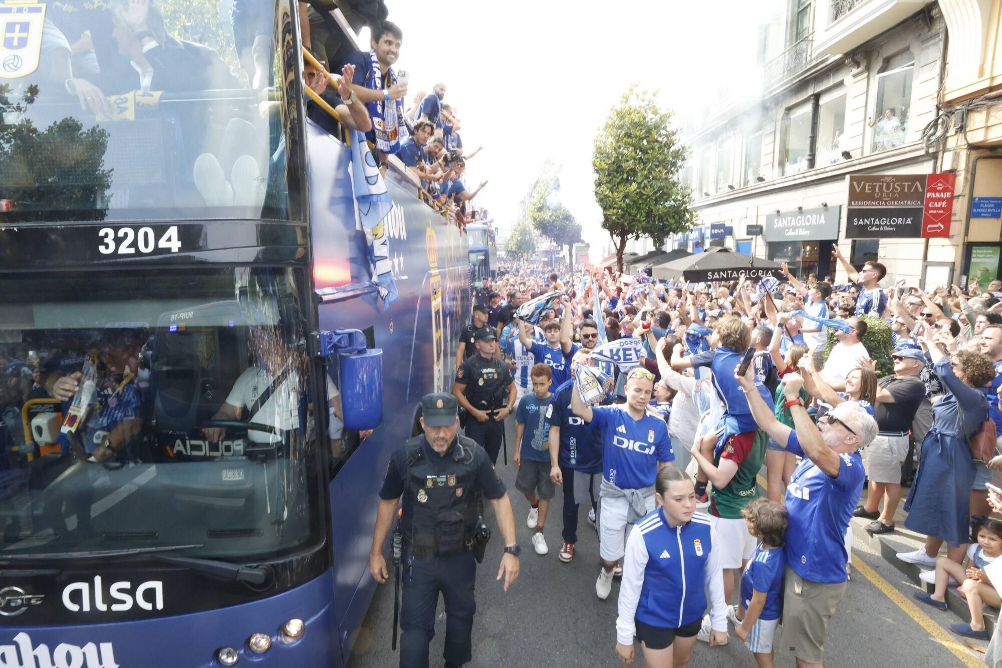 Locura azul en las calles de Oviedo para celebrar el ascenso del equipo a Primera División