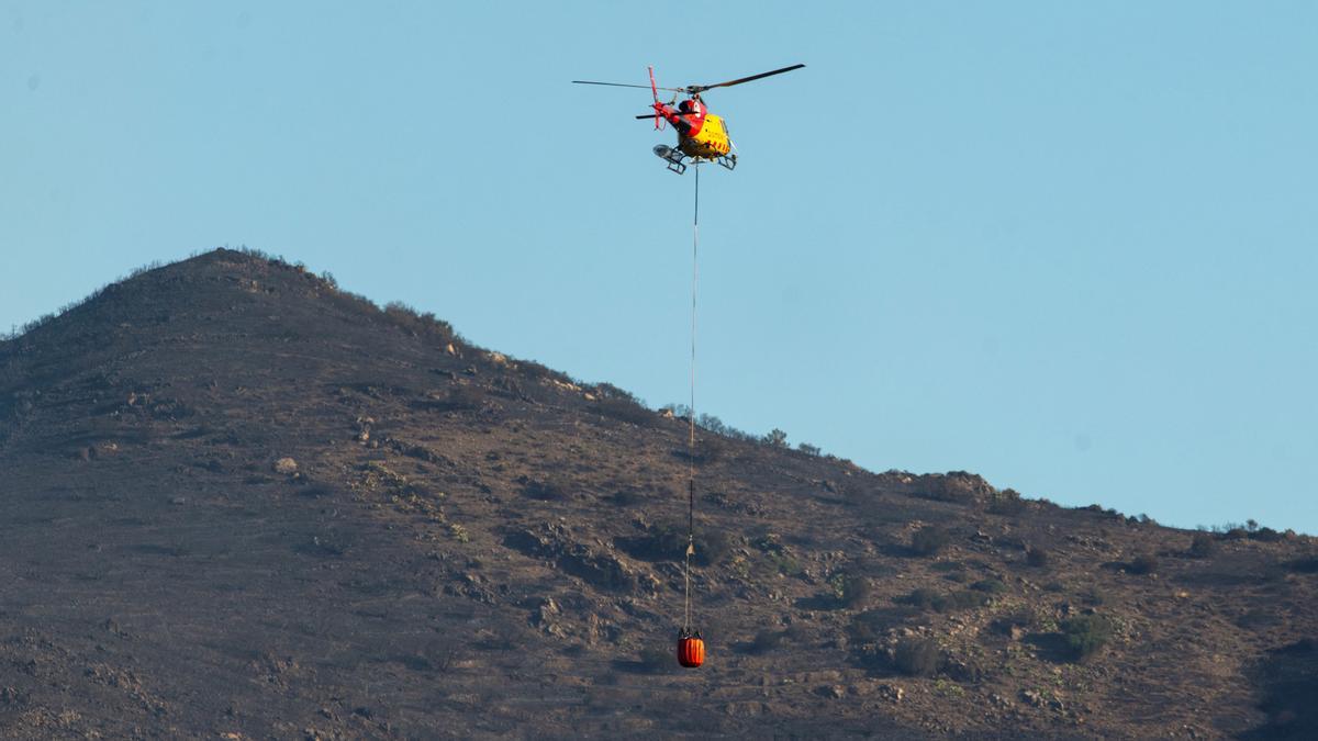 Un helicóptero trabaja en las labores de extición del incendio de Portbou (Girona).