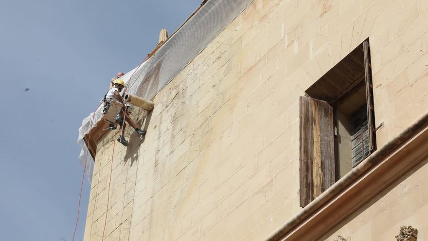 Más redes en Santa María para frenar la caída de cascotes antes del Festival Medieval de Elche