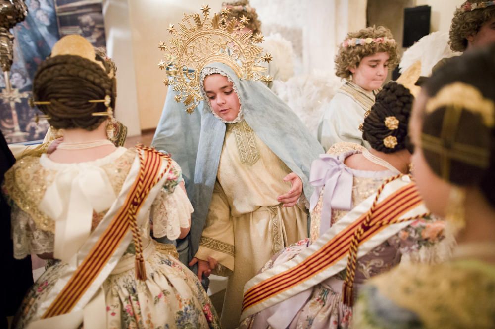 El Extra de fallas del periódico Levante unió dos fiestas patrimonio inmaterial de la humanidad. Las falleras de la corte infantil acudieron a Elx a conocer los entresijos del Misteri.