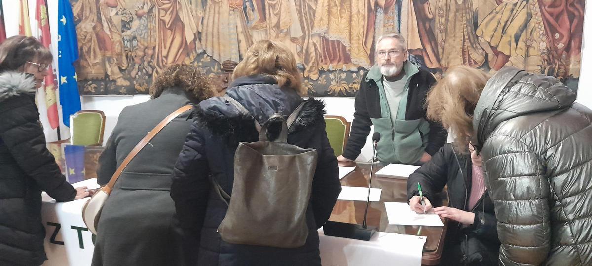 Varios ciudadanos firman las alegaciones contra la planta que pretende instalarse en Toro.