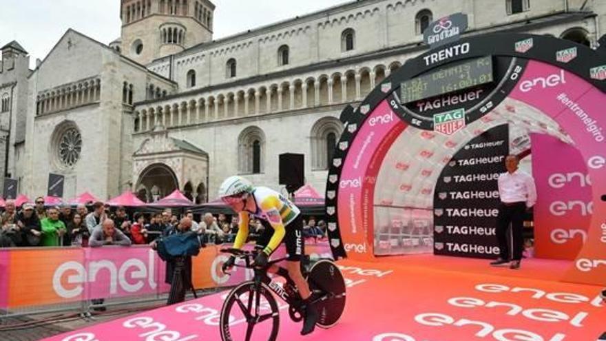 Yates salva la «maglia» rosa a la contrarellotge