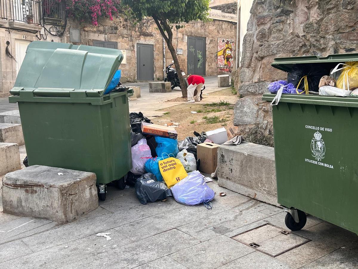 Las bolsas y desperdicios se acumulan en Vigo por la huelga de basura