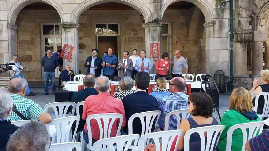 La fiesta de los callos de Porriño fue presentada con númeroso público en la plaza del Concello.