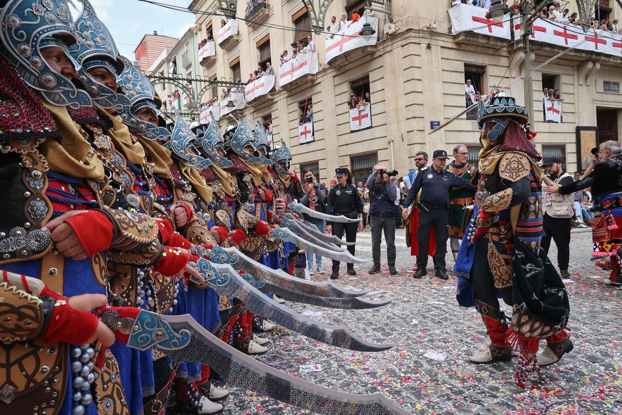 Alcoy se entrega al espectáculo de las tropas cristianas