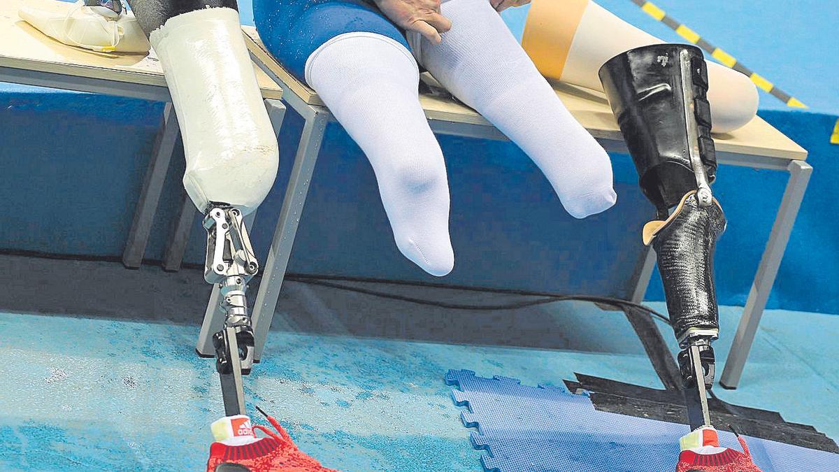 Prótesis de ambas piernas utilizadas por un atleta paralímpico.