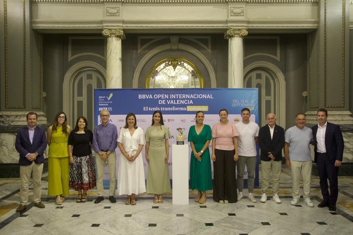 Autoridades políticas, deportivas y falleras, en la presentación del BBVA Open Internacional Valencia.