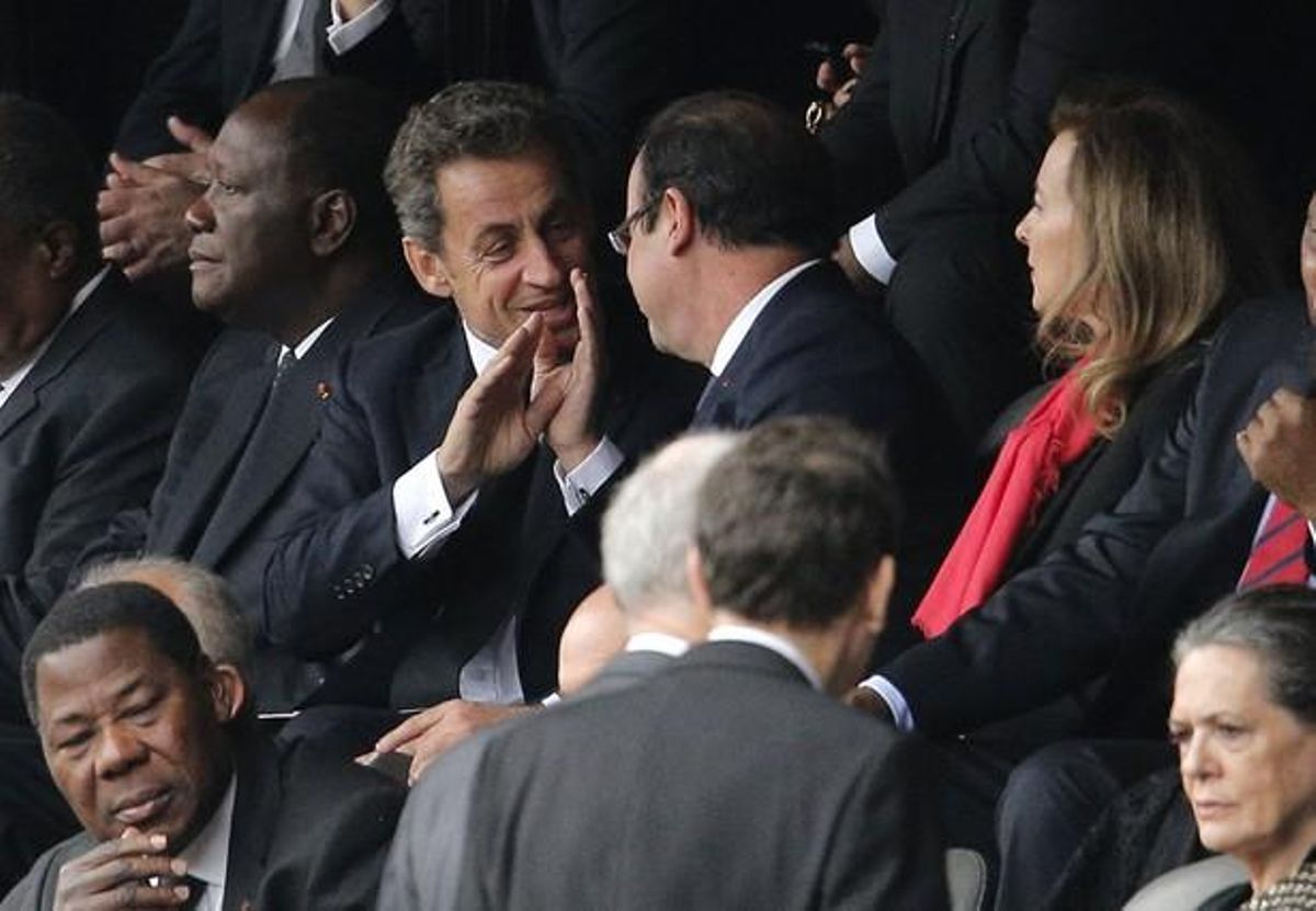 El president francès, François Hollande, parla amb l’expresident Nicolas Sarkozy.