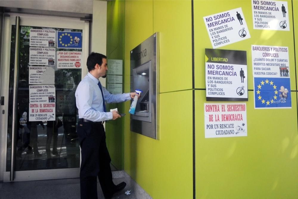 Los antidesahucios toman la sede de Bankia en Murc