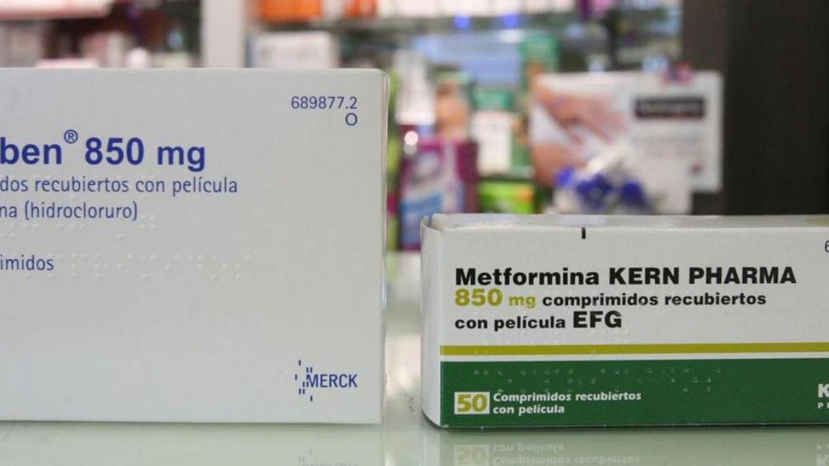 Presentaciones de metformina en una farmacia.