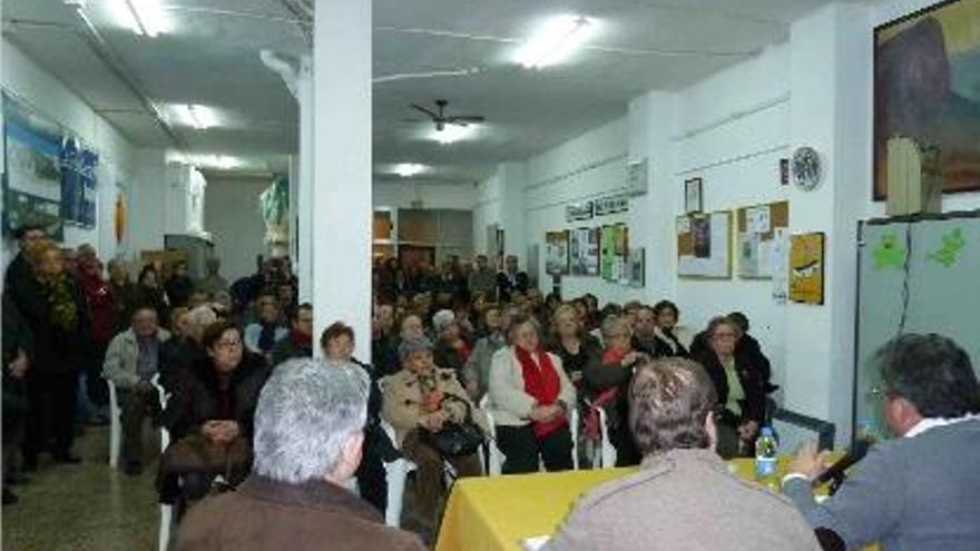 Reunión de Cristóbal Grau (derecha) con los vecinos de San Marcelino y Camí Reial.