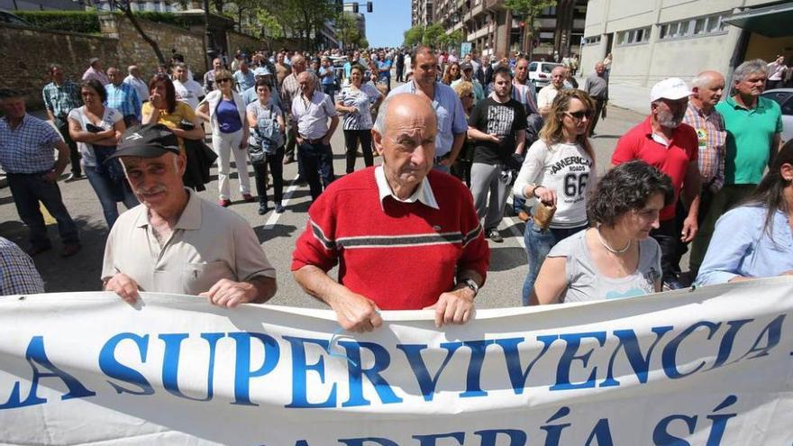 Los ganaderos se manifiestan en Oviedo agitando cencerros