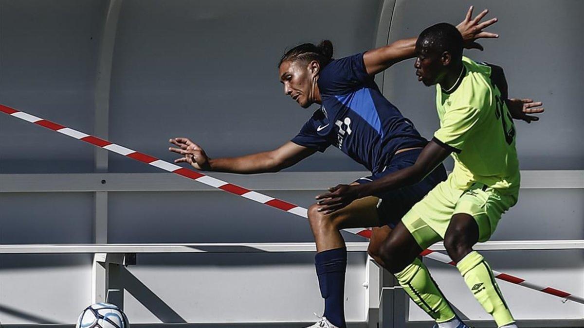 Jaouen del Paris FC (izquierda) disputa un balón con un futbolista del Caen