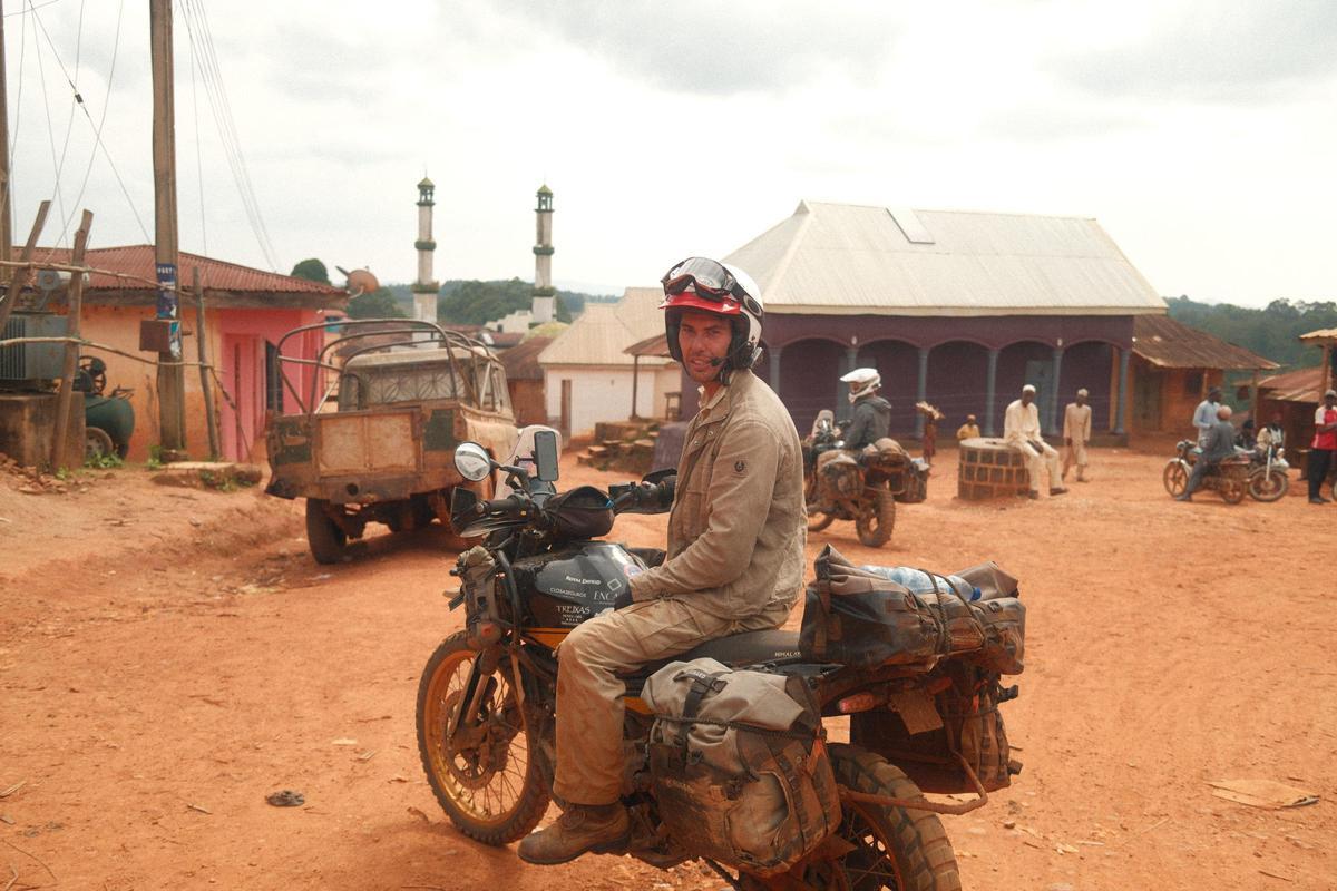Conducir por el Sahara no es simplemente desafiante, es entrar en una dimensión donde el calor es un enemigo constante y la orientación un acto de fe