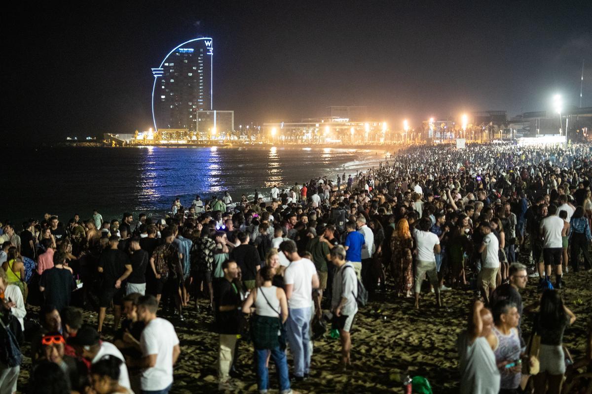 La revetlla torna a la platja a Barcelona