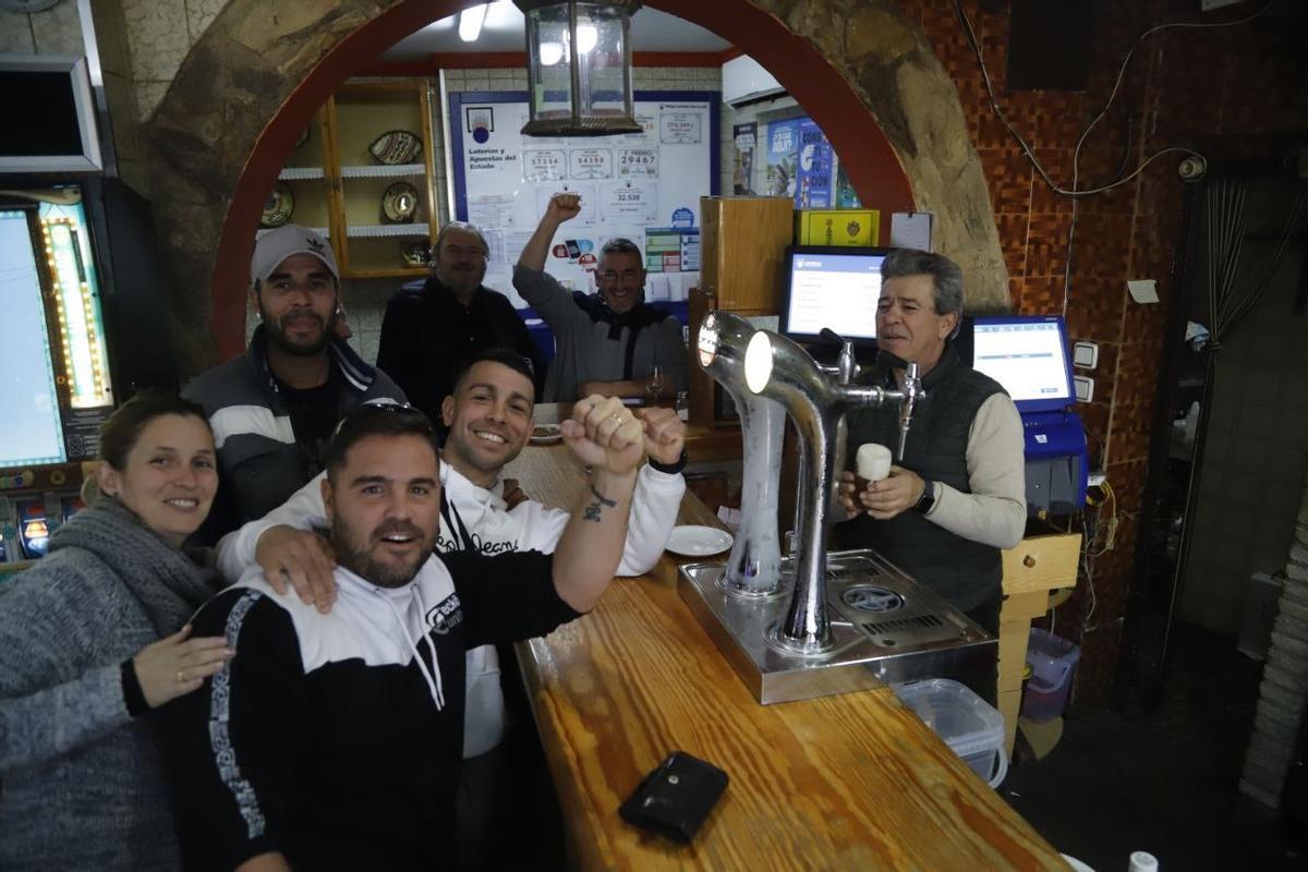 Vecinos de Villarrubia y parroquianos del bar Mariqui, donde se ha venido uno de los décimos premiados con el Gordo de la Lotería de Navidad 2023, un premio de 400.000 euros.
