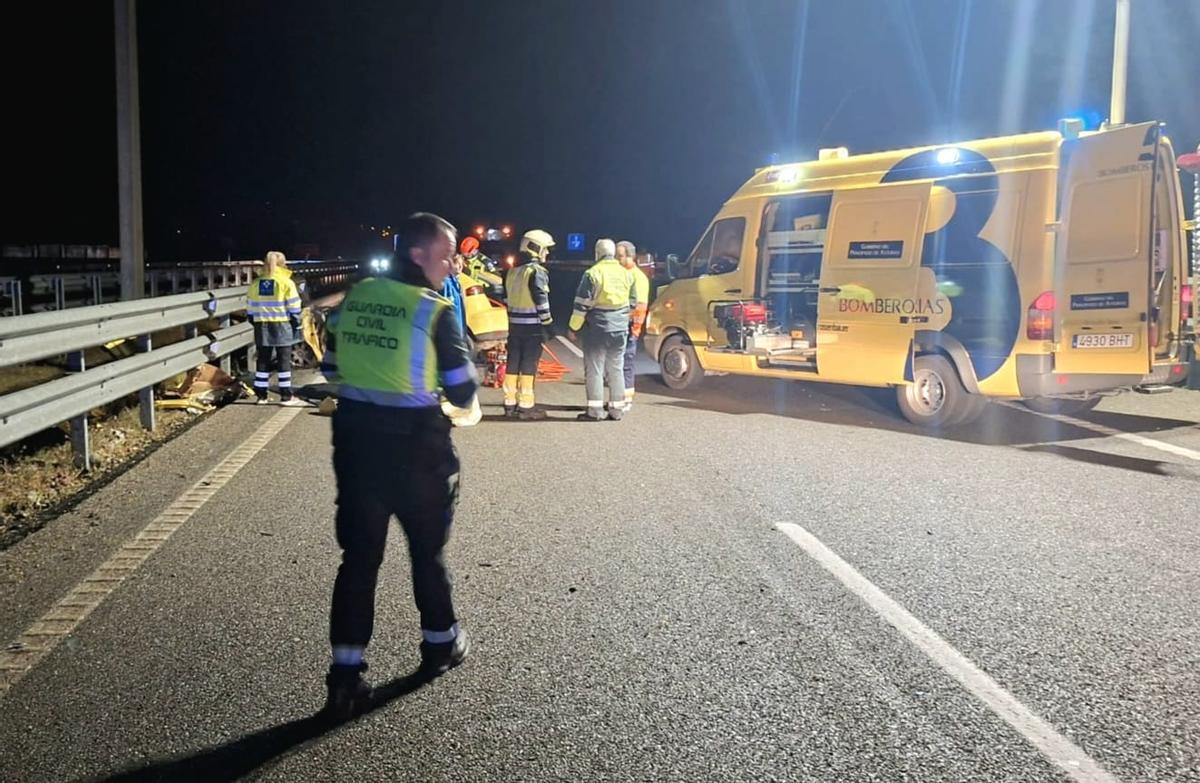Guardias y bomberos en el lugsr del accidente.
