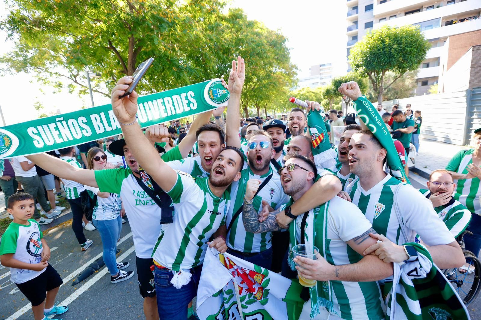 Barcelona Atlétic-Córdoba CF | El recibimiento al equipo de la afición cordobesista, en imágenes