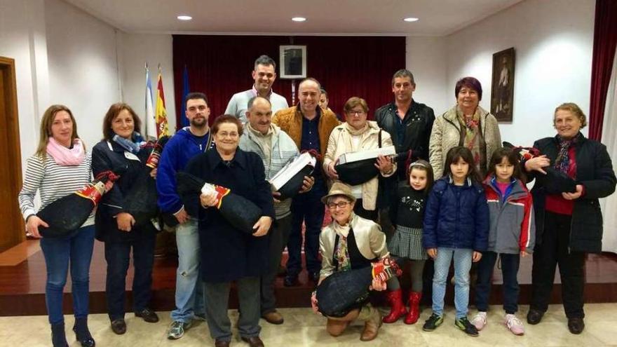El grupo de premiados por Vilanova Centro, en el consistorio del municipio. // FdV