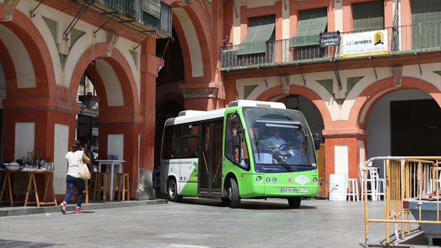 Los microbuses del casco pierden la mitad de pasajeros en un año