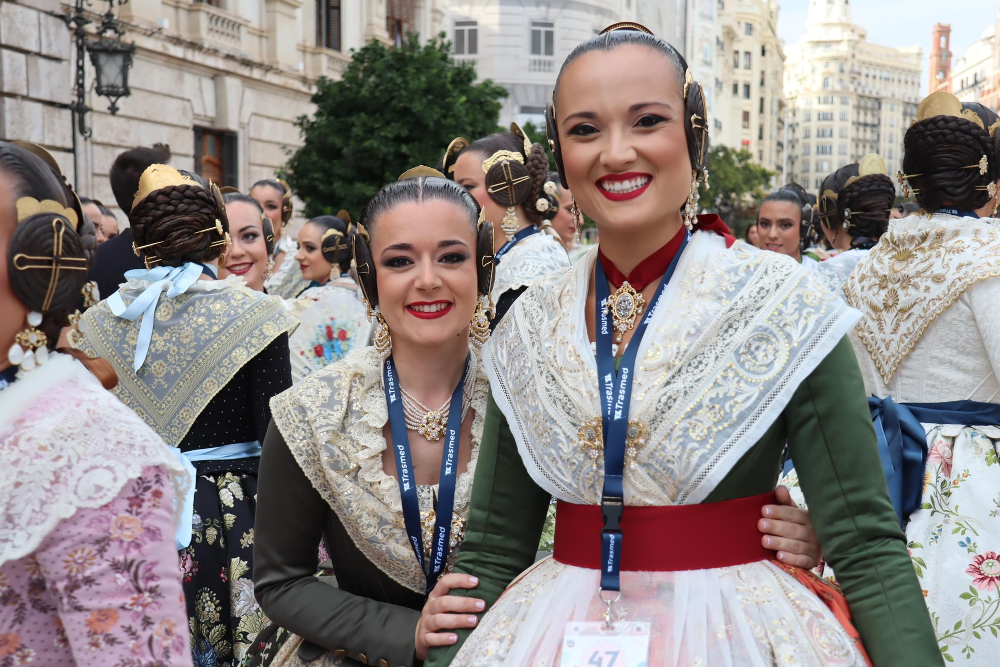 Concentración fallera en la Plaza del Ayuntamiento con las candidatas a FMV2025