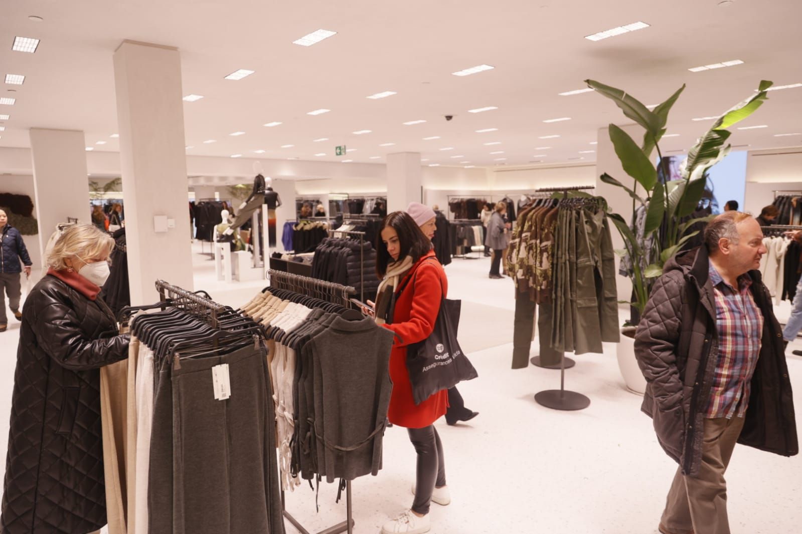 Zara abre en València su tienda más tecnológica y grande de la Comunitat  Valenciana - Valencia Plaza