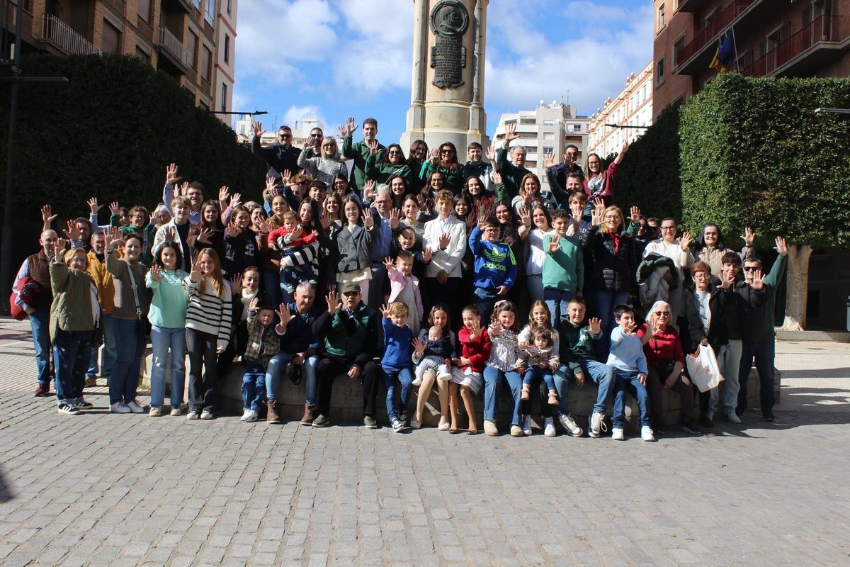 La comissió, al complet, sota l'estàtua del rei En Jaume I.