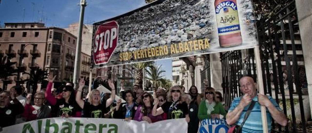 Una protesta en la Diputación contra la adjudicación a Cespa-Ortiz de la planta de Albatera