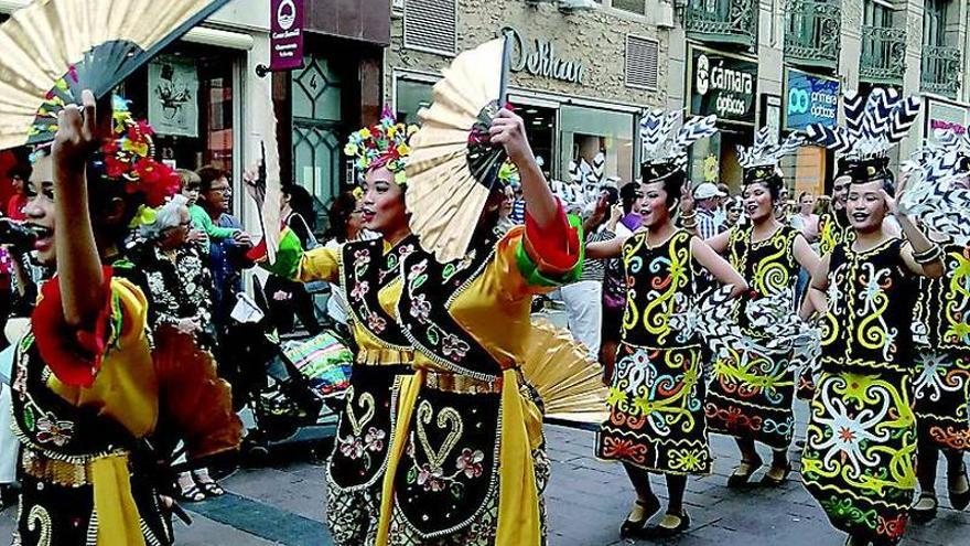 Las músicas del mundo llenan de ritmo y color el centro de Zaragoza