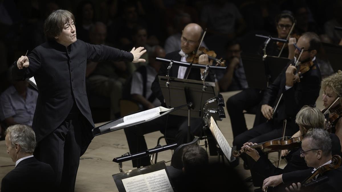 Kazushi Ono, al frente de un concierto de la OBC en el Auditori.