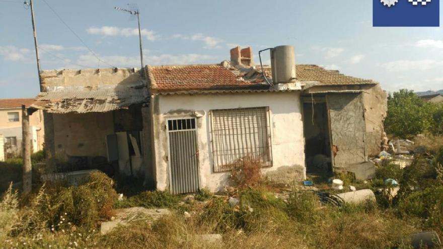 Casa abandonada donde el joven retuvo a su novia.