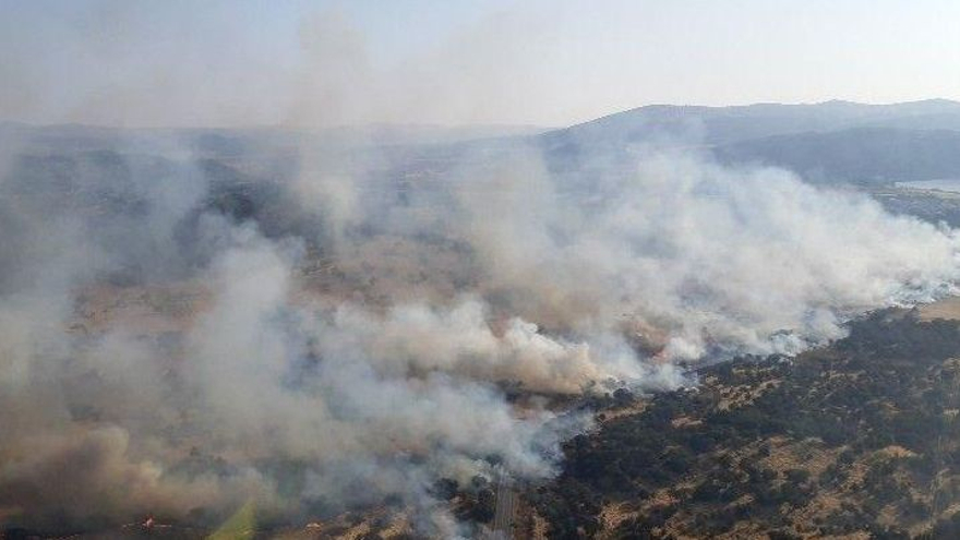 Estabilizado el incendio de Brovales, que ha quemado 32 hectáreas de pasto